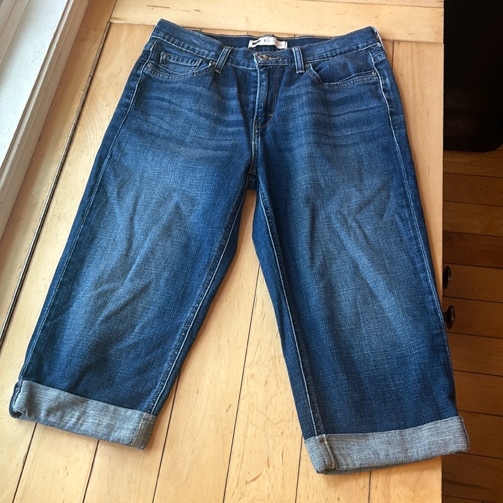WOMEN'S LEVI'S BLUE DENIM CAPRI'S, SIZE 8 AND IN EXCELLENT PREOWNED CONDITION.